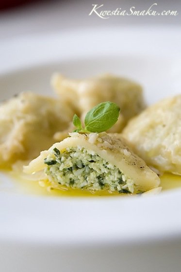 Pierogi ze szpinakiem i serem ricotta z masłem