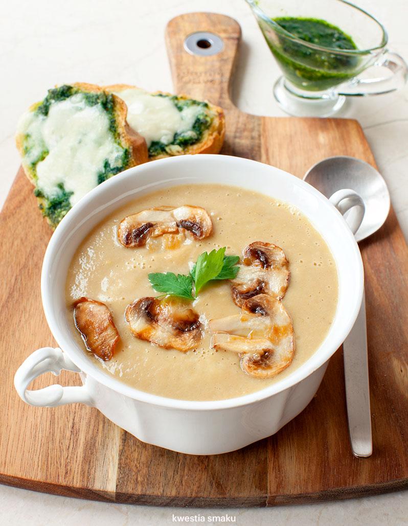 Zupa pieczarkowa z grzankami z pesto i mozzarellą