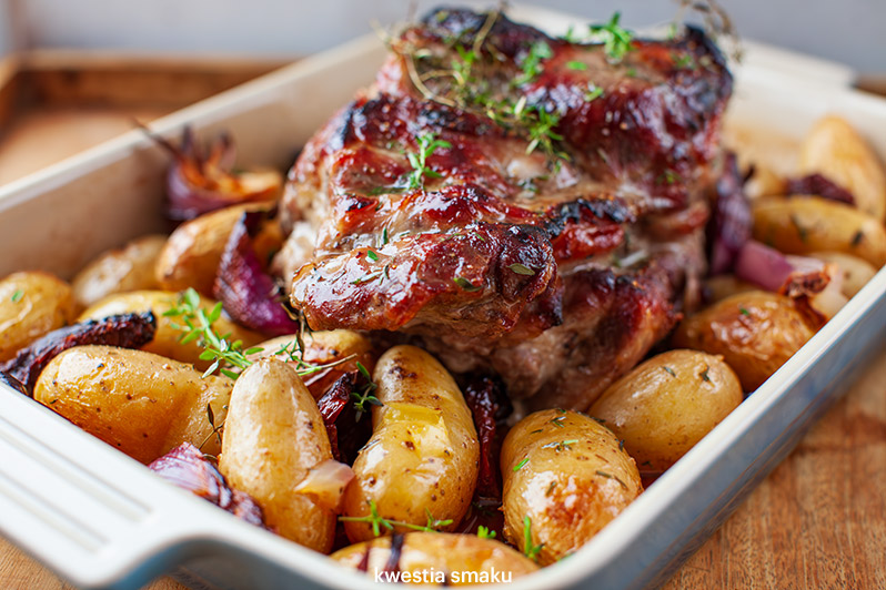 Pieczona karkówka z czerwoną cebulą, suszonymi pomidorami i ziemniakami