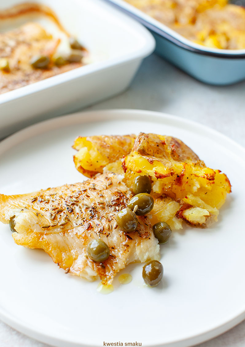 Pieczony halibut i gniecione ziemniaki z piekarnika