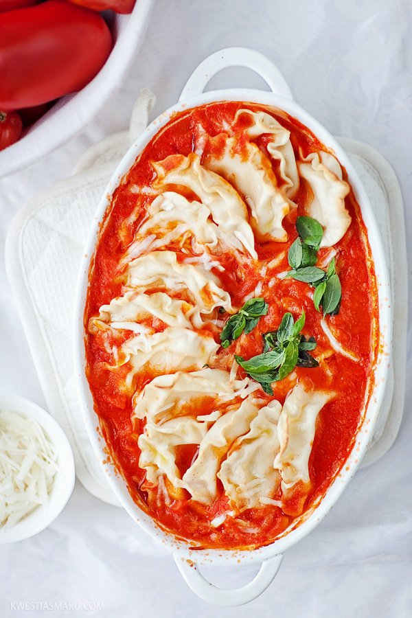 Pierogi z mozzarellą w sosie pomidorowym