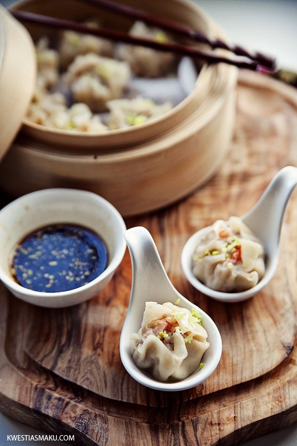 Pierożki chińskie dim sum z wieprzowiną i krewetkami