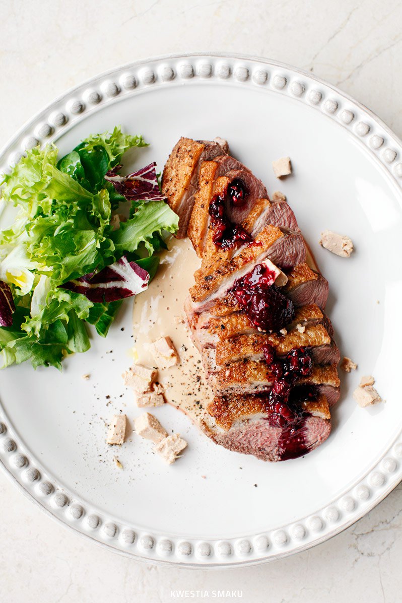 Pierś kaczki na musie foie gras z sosem malinowym