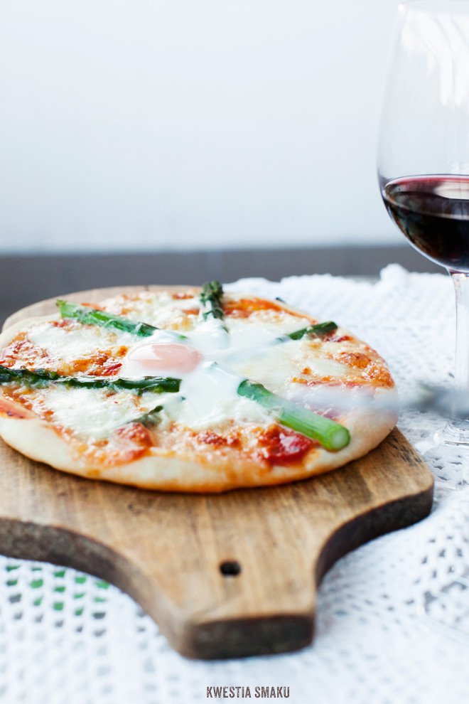 Pizza ze szparagami i jajkiem