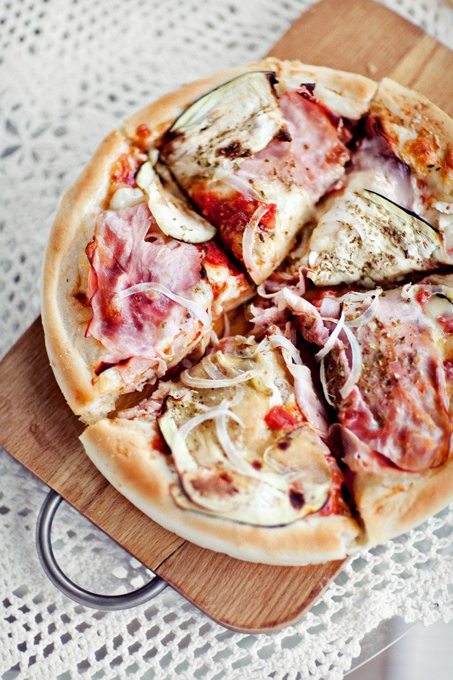 Puszysta pizza z bakłażanem, szynką, serem brie i cebulką