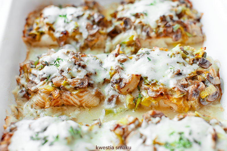 Ryba pod pierzynką z duszonych porów i pieczarek