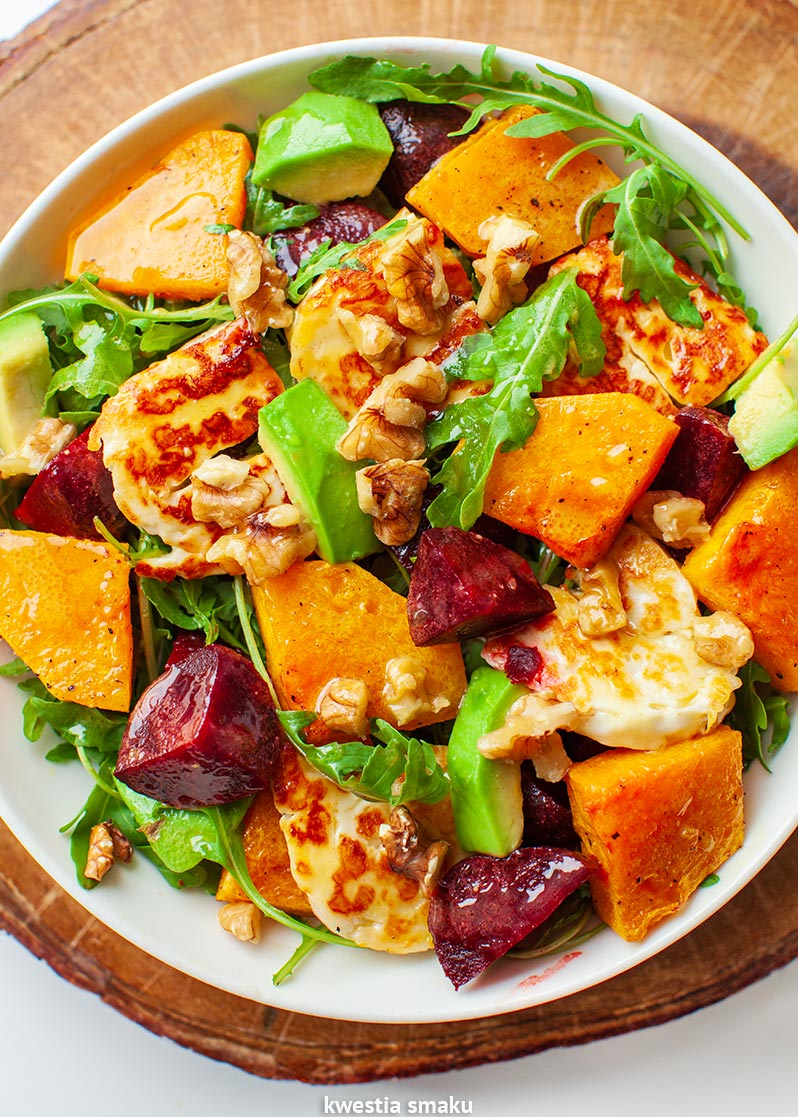 Sałatka z pieczoną dynią, serem halloumi i burakiem Sałatka z pieczoną dynią, serem halloumi i burakiem