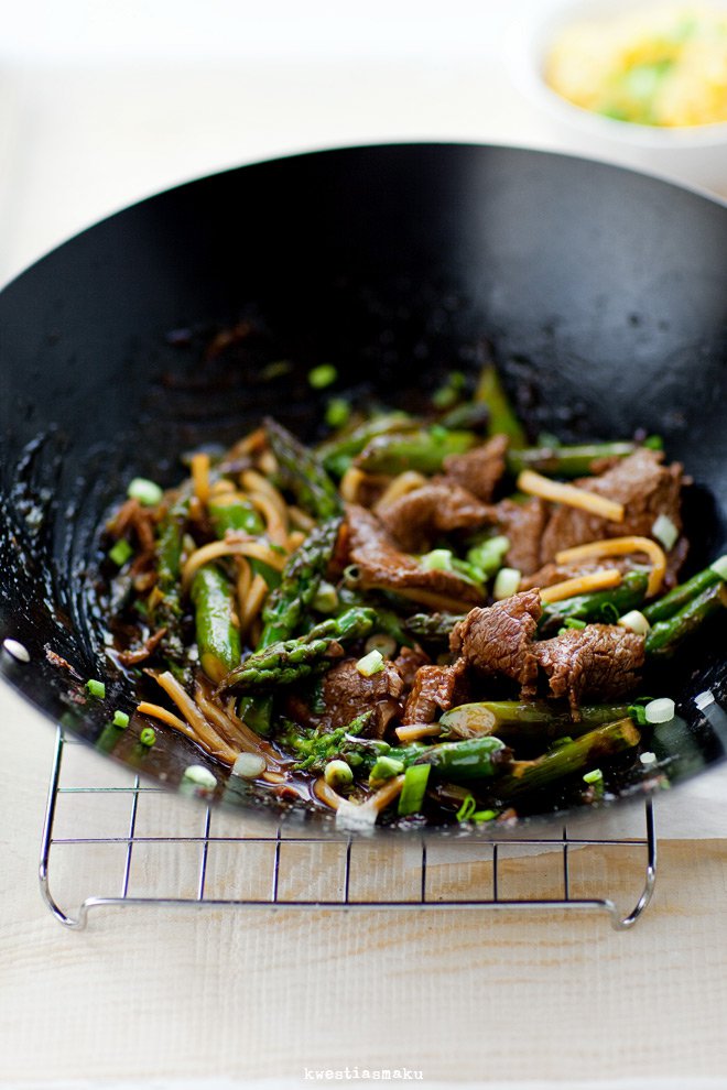 Stir-fry ze szparagami i polędwicą wołową