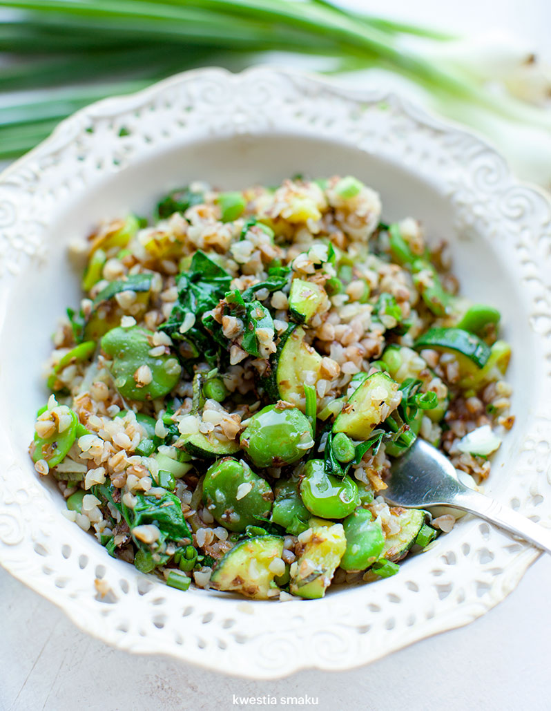 Stir-fry z kaszą gryczaną, bobem, cukinią i szpinakiem