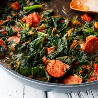 Bigos z jarmużu, chorizo i pomidorów