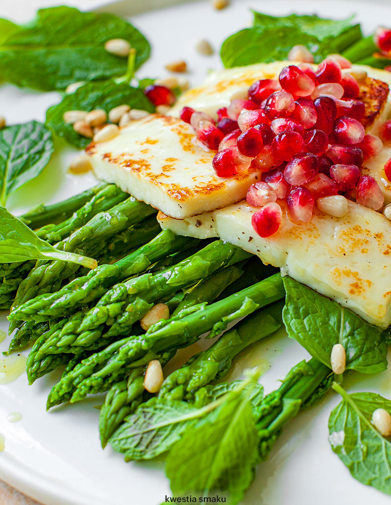 Szparagi z halloumi i granatem