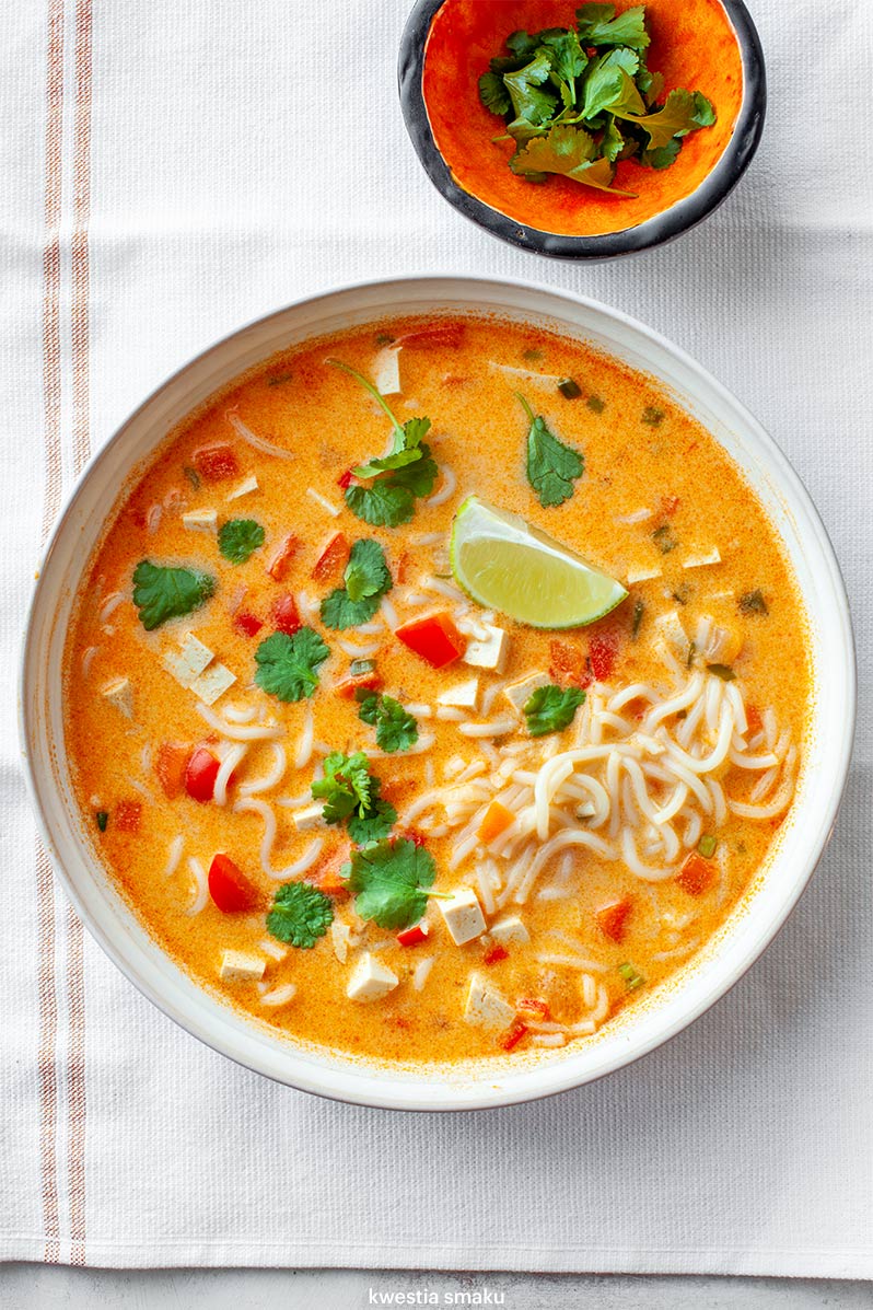 Tajska zupa curry z noodlami
