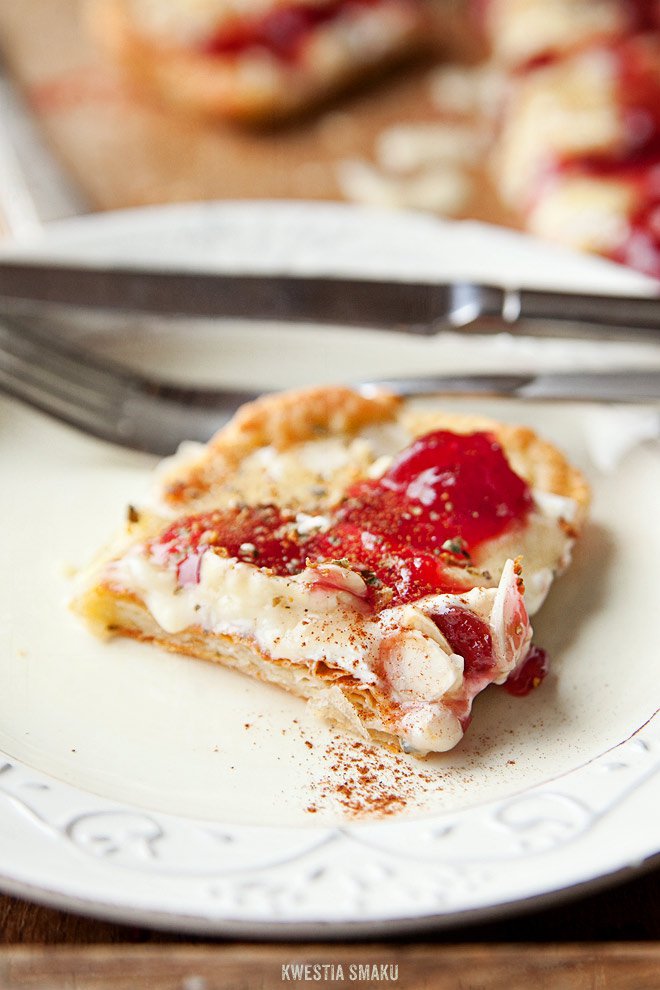 Tarta serowa z camembertem i żurawiną