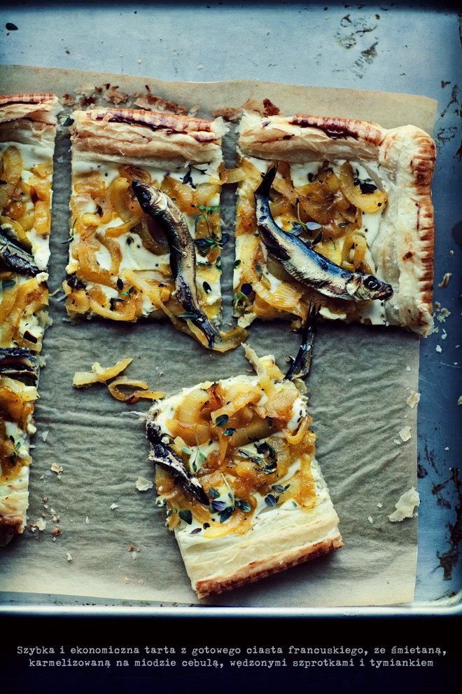 Tarta z karmelizowaną cebulą i szprotkami