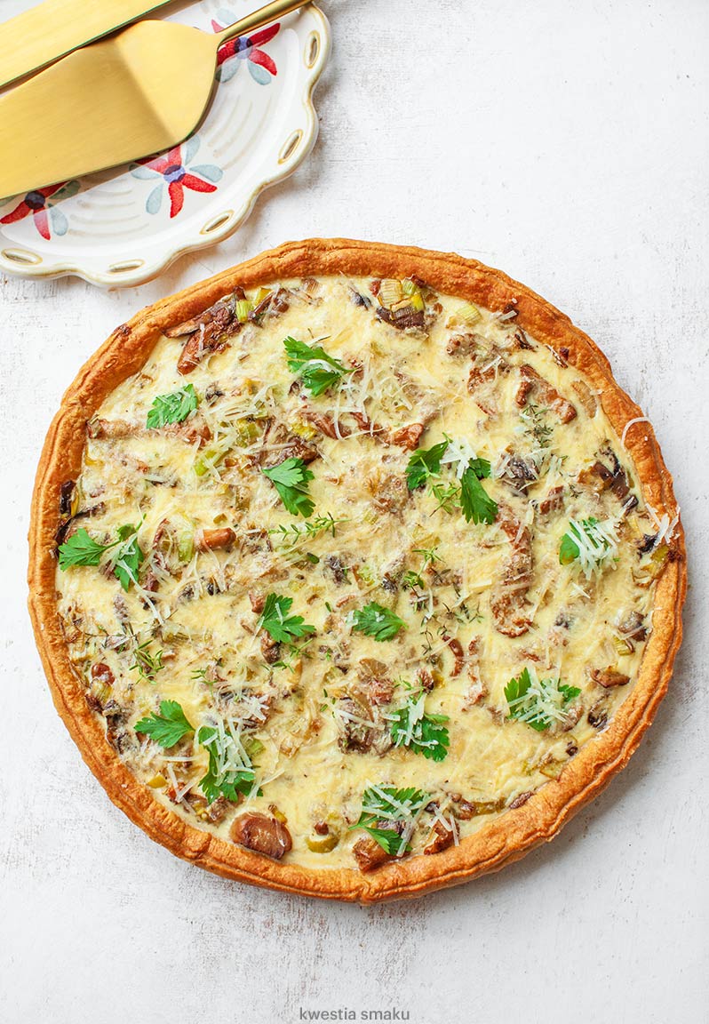 Tarta z grzybami leśnymi, pieczarkami i porem