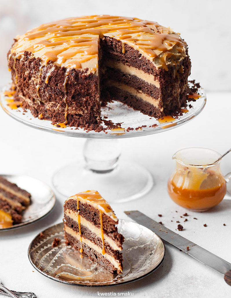 Tort brownie z masłem orzechowym