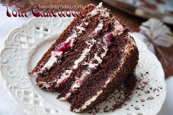 Tort z masą chałwową i wiśniami w syropie