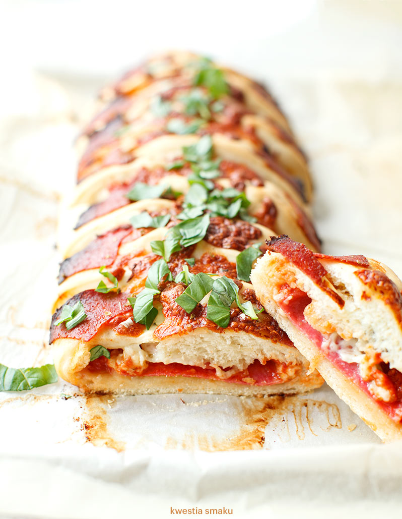 Warkocz pizzowy z salami i serem