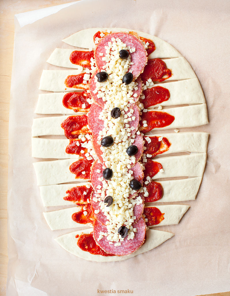 Warkocz pizzowy z salami i serem