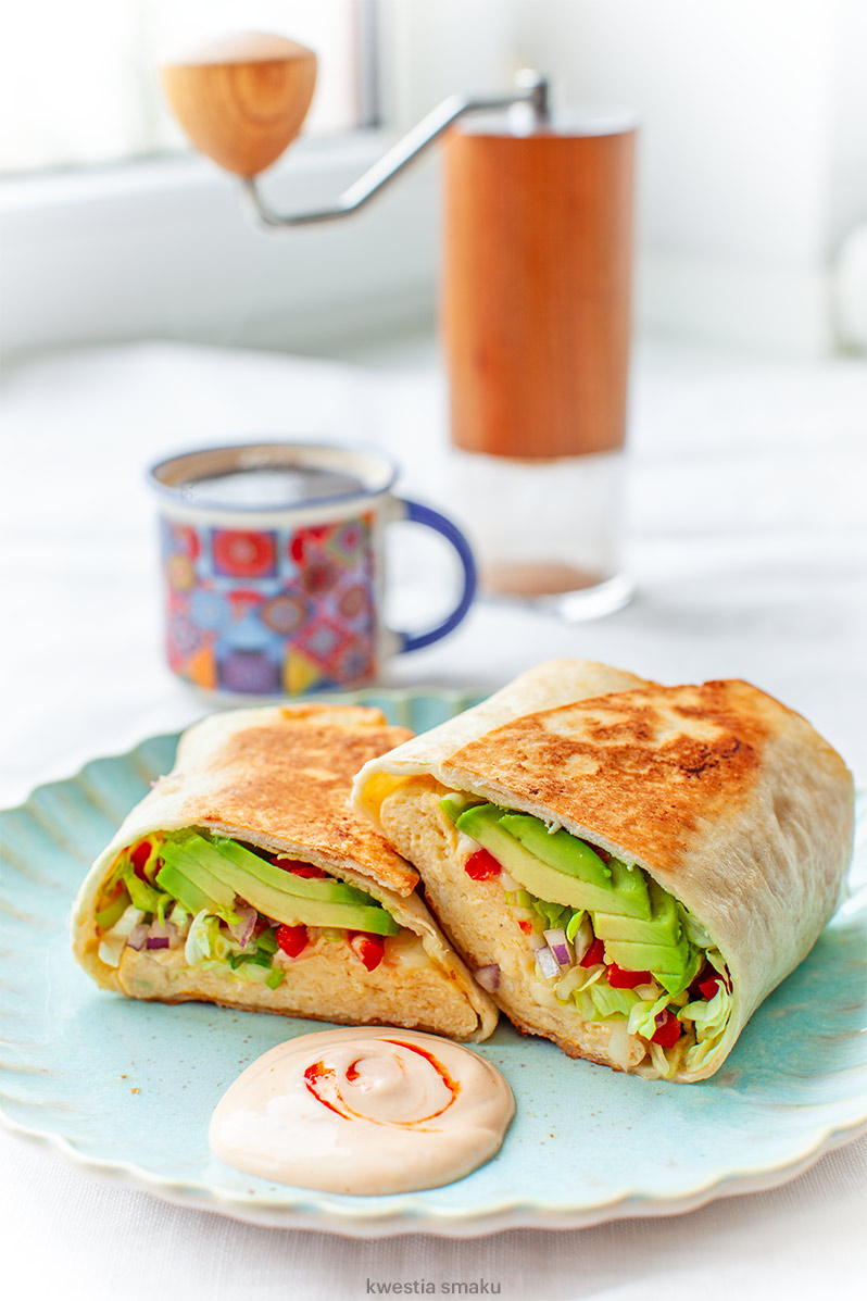 Wrap śniadaniowy z omletem i awokado