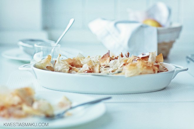 abłka i suszone śliwki w soku z limonki i brandy zapiekane pod filo