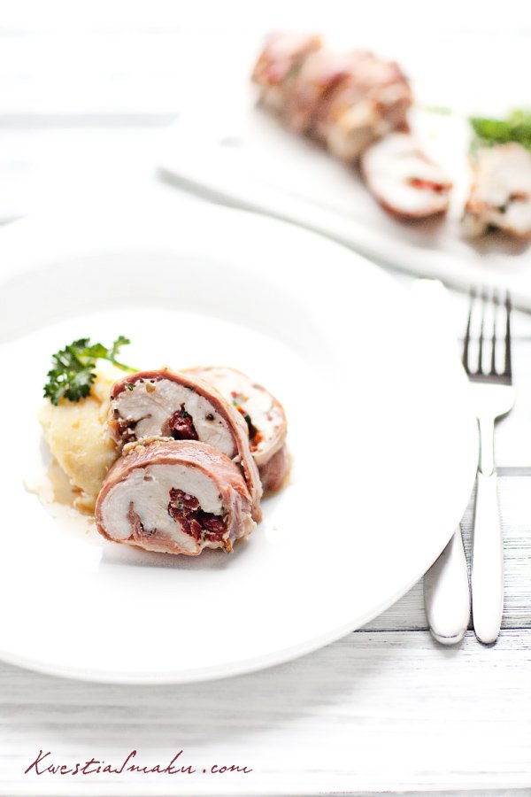 piersi z kurczaka nadziewane suszonymi pomidorami i mozzarellą