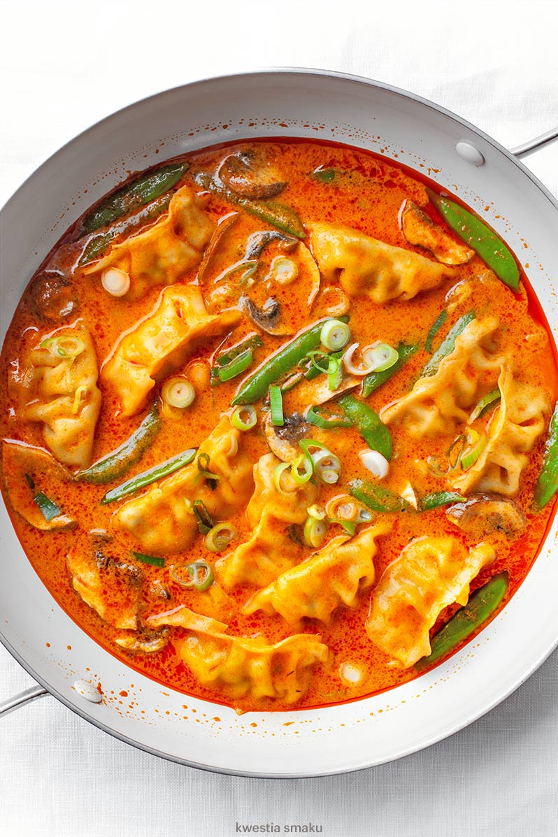 Zupa curry z pierożkami gyoza