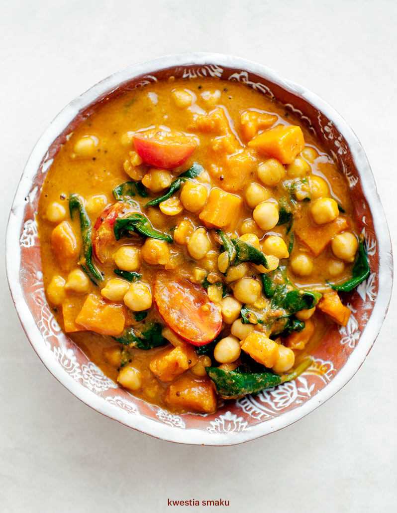 Curry indyjskie z dynią, ciecierzycą i szpinakiem