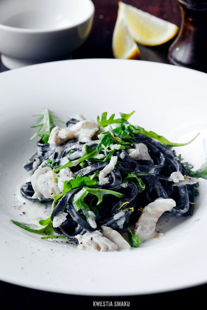 Czarny makaron z dorszem Kwestia Smaku