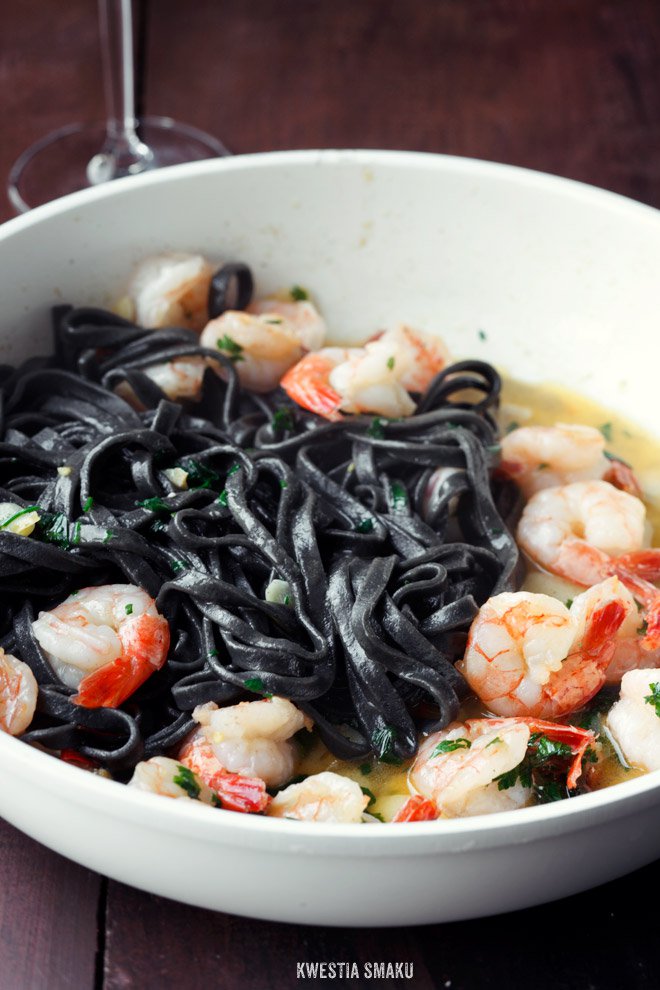 Czarny makaron z krewetkami