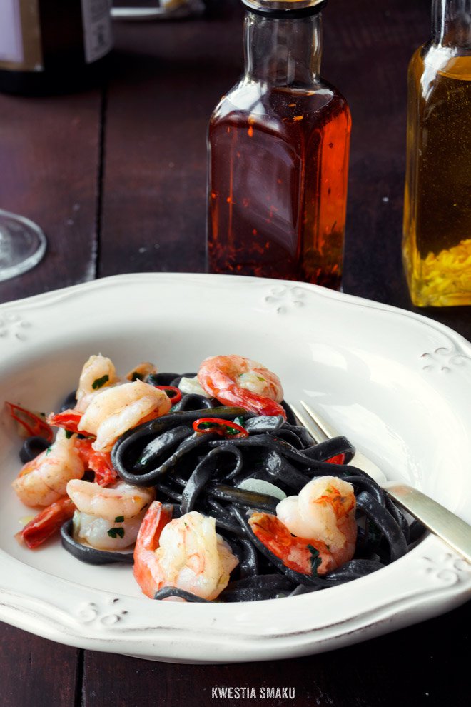 Czarny makaron z krewetkami