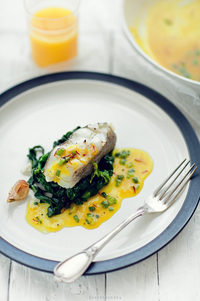 Halibut ze szpinakiem w sosie szafranowym ze szczypiorkiem Kwestia Smaku