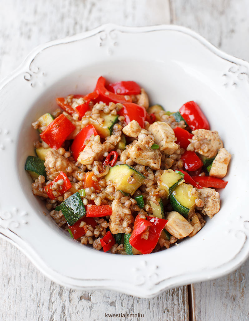 Kasza gryczana smażona z kurczakiem i warzywami Kwestia Smaku