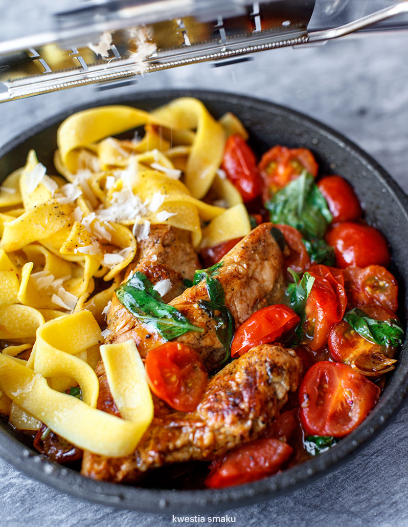 Kurczak z makaronem, pomidorkami i bazylią Kwestia Smaku