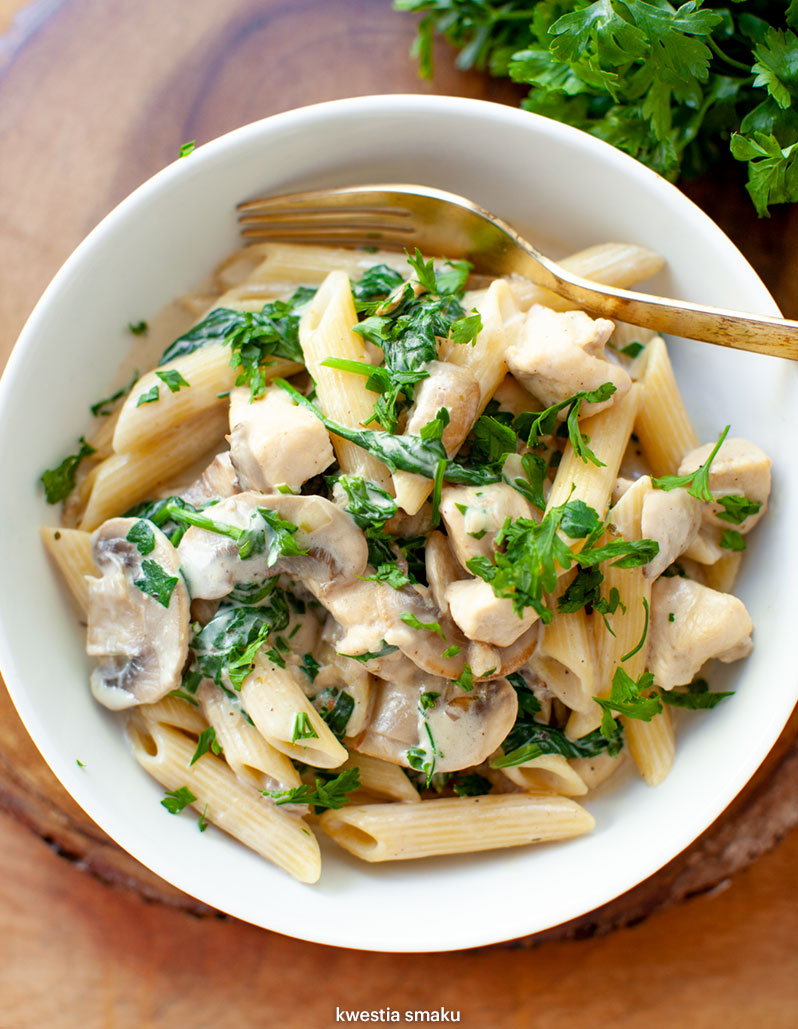 Makaron z kurczakiem i pieczarkami Kwestia Smaku