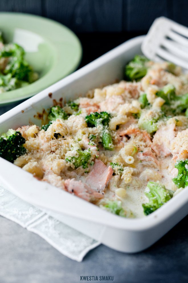 Zapiekanka makaronowa z brokułami, łososiem i mozzarellą Kwestia Smaku