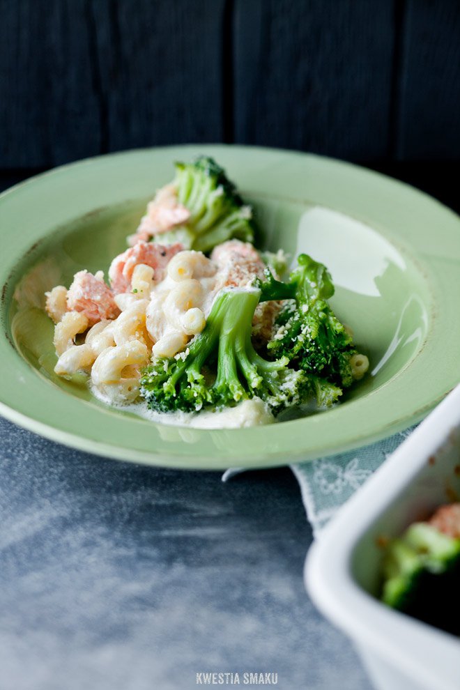 Zapiekanka makaronowa z brokułami, łososiem i mozzarellą Kwestia Smaku