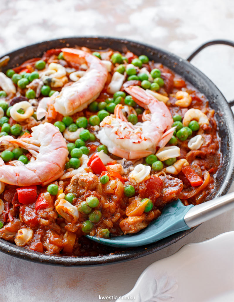 Paella z kurczakiem, chorizo i owocami morza Kwestia Smaku