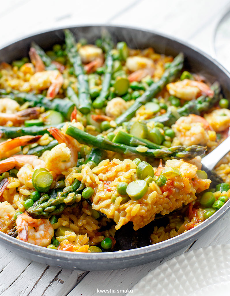Paella ze szparagami i krewetkami Kwestia Smaku