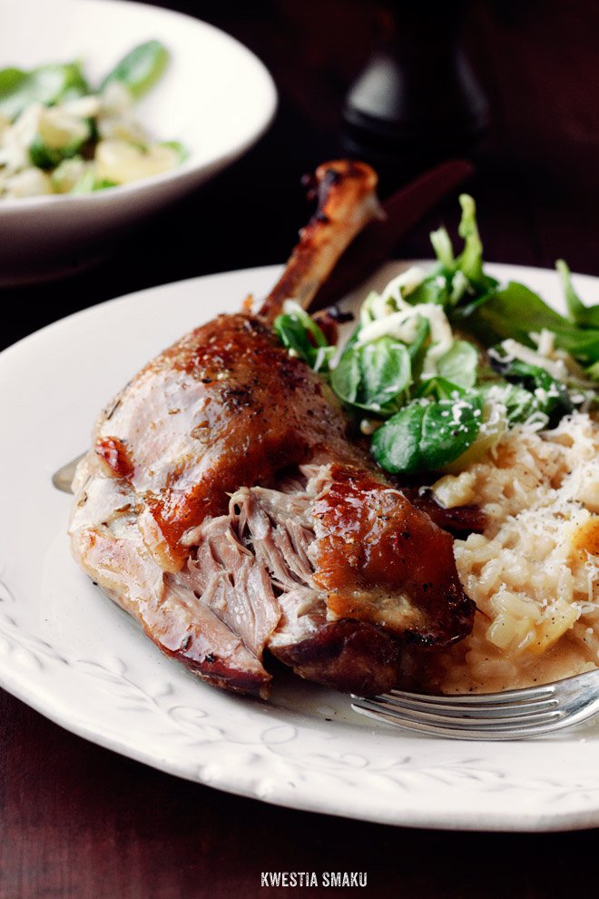 Pieczone gęsie udka na jabłkowym risotto Kwestia Smaku