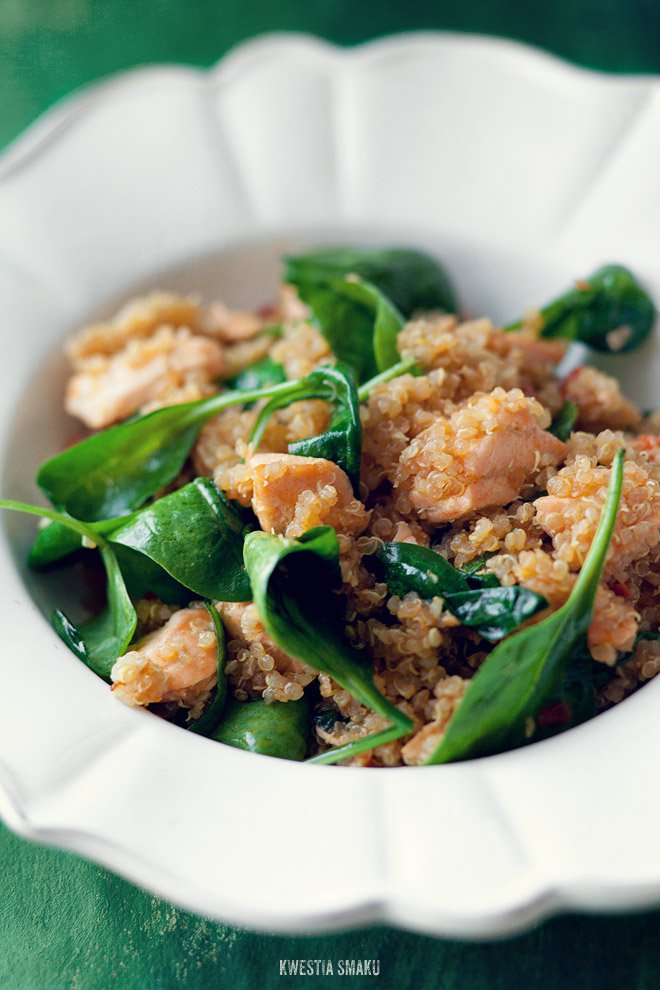 Sałatka z komosą ryżową, łososiem i szpinakiem Kwestia Smaku