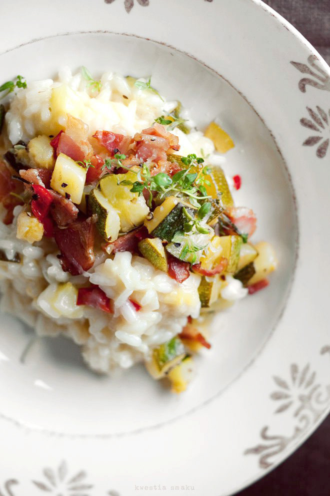 Risotto z cukinią, chili i chrupiącym boczkiem Kwestia Smaku