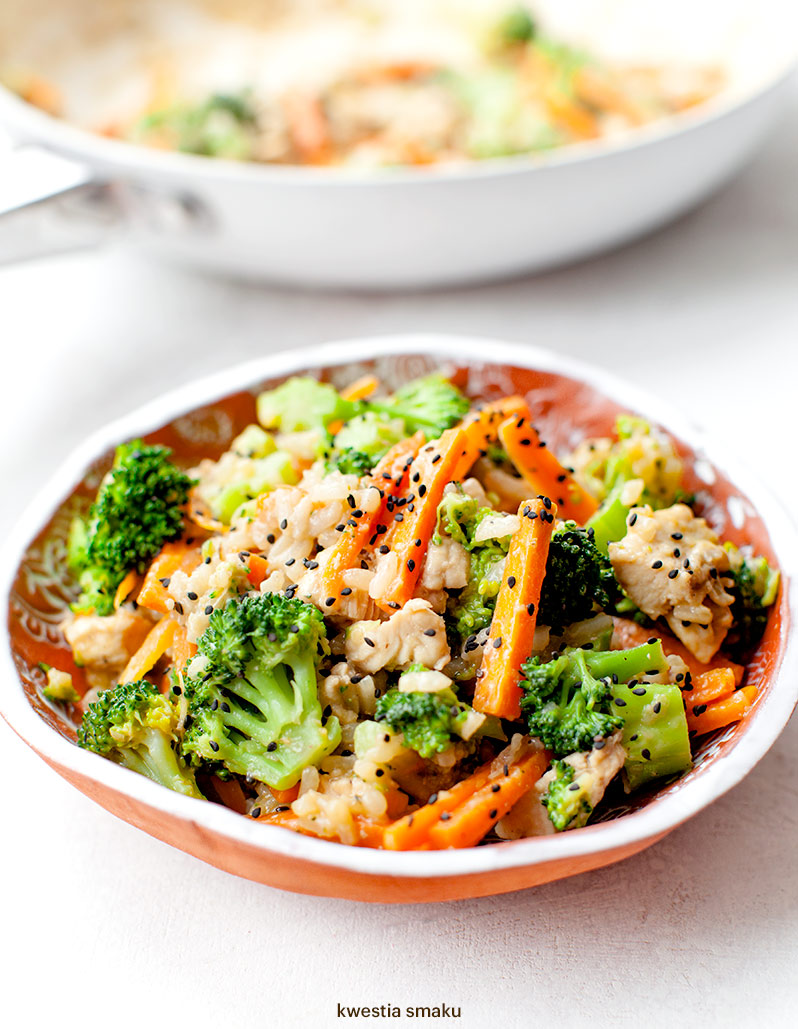 Ryż smażony z kurczakiem, brokułami i marchewką | Kwestia Smaku