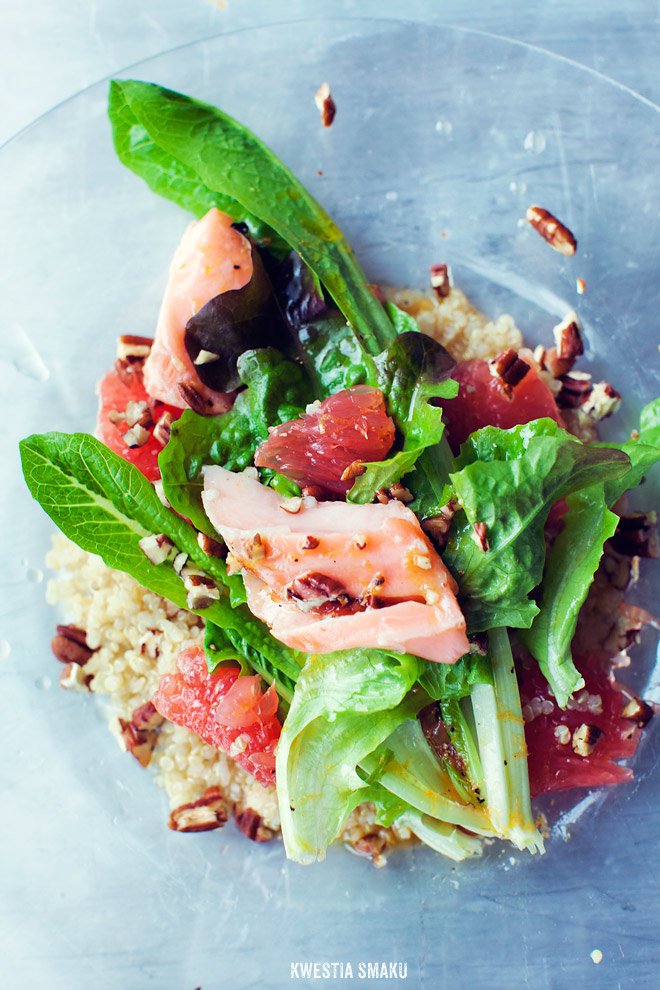 Sałatka z łososiem, grejpfrutem i orzechami pekan Kwestia Smaku