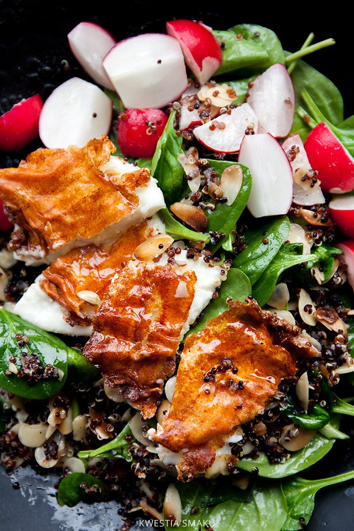 Sałatka z quinoa i smażonym serem Kwestia Smaku