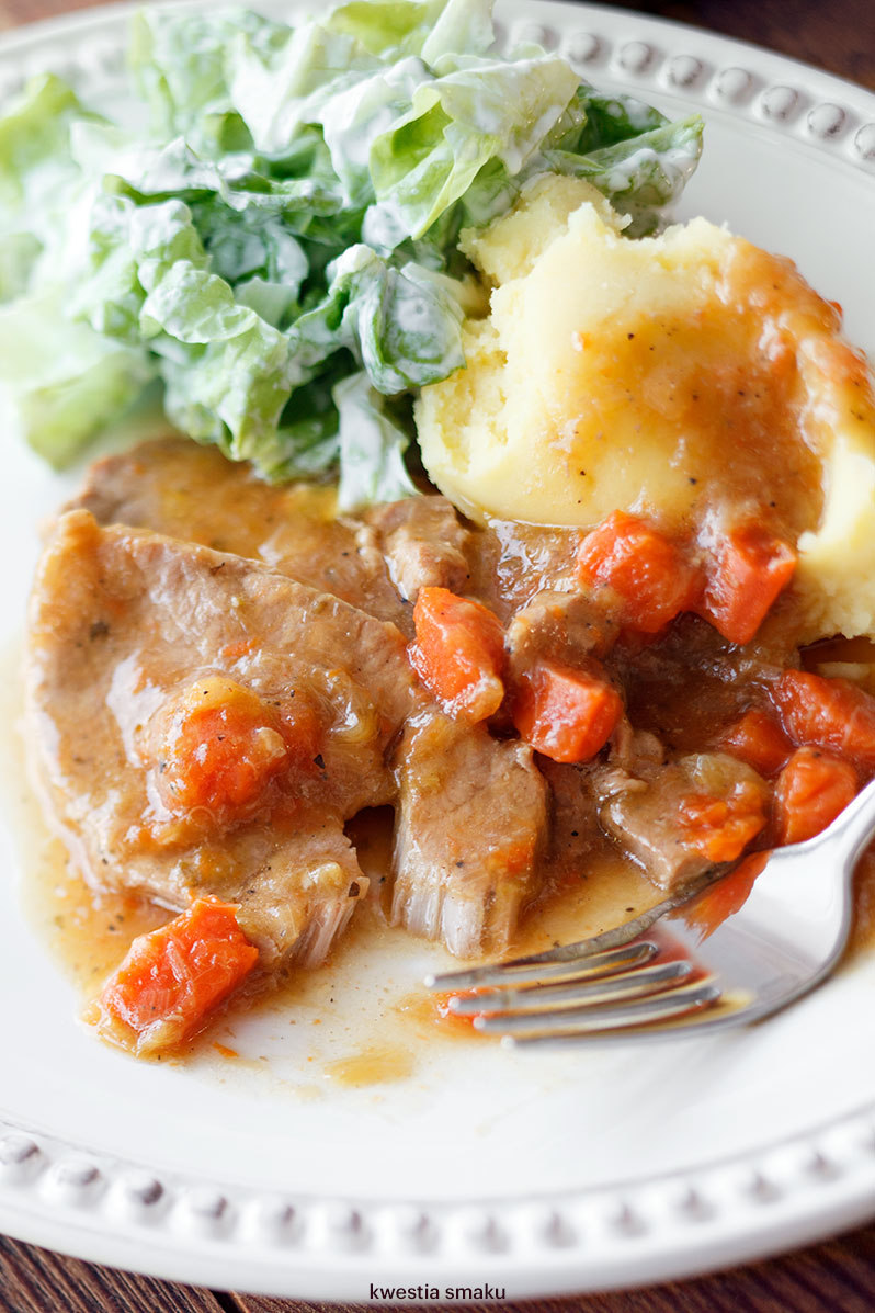 Schab w sosie z porem i marchewką