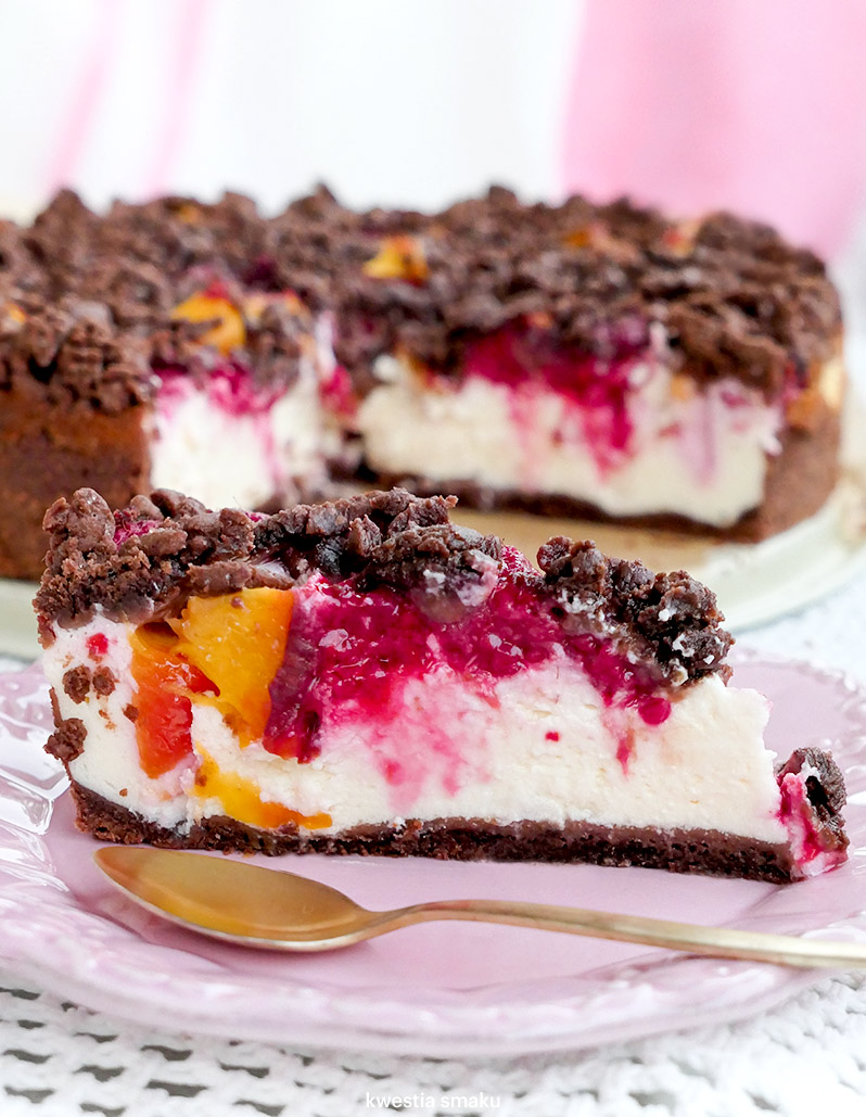 Sernik z malinami i brzoskwiniami Kwestia Smaku