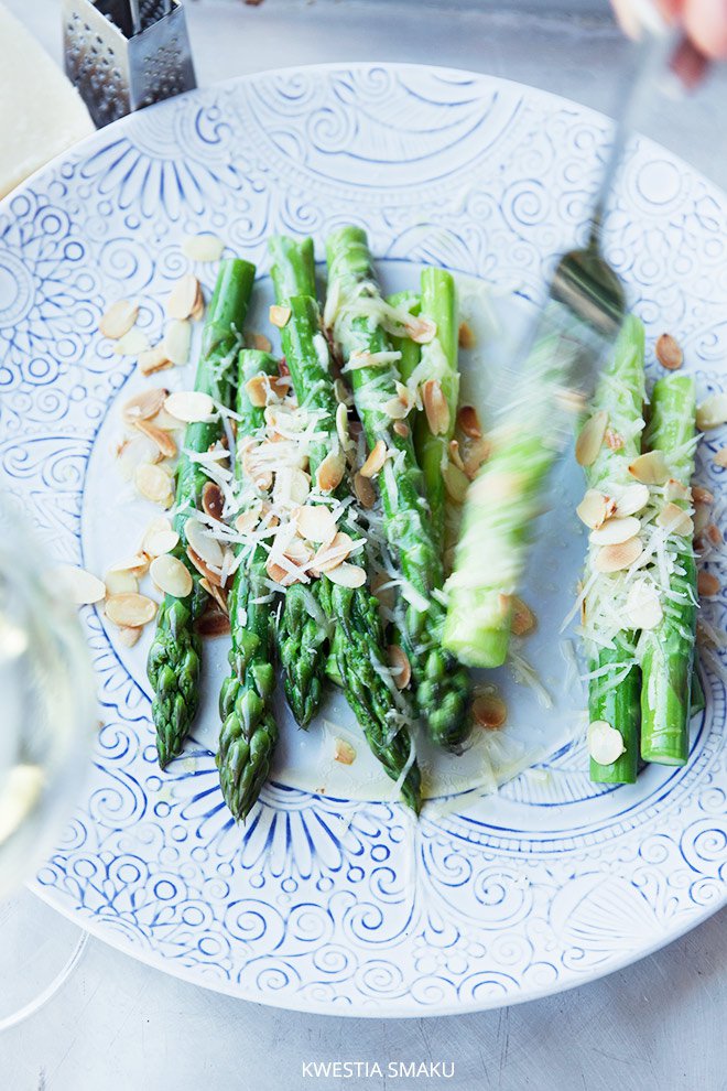 Szparagi z parmezanem i płatkami migdałów Kwestia Smaku