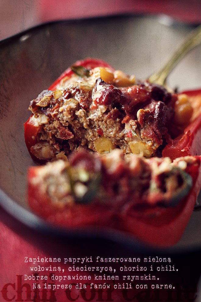 Zapiekane papryki z chili con carne, chorizo i ciecierzycą Kwestia Smaku