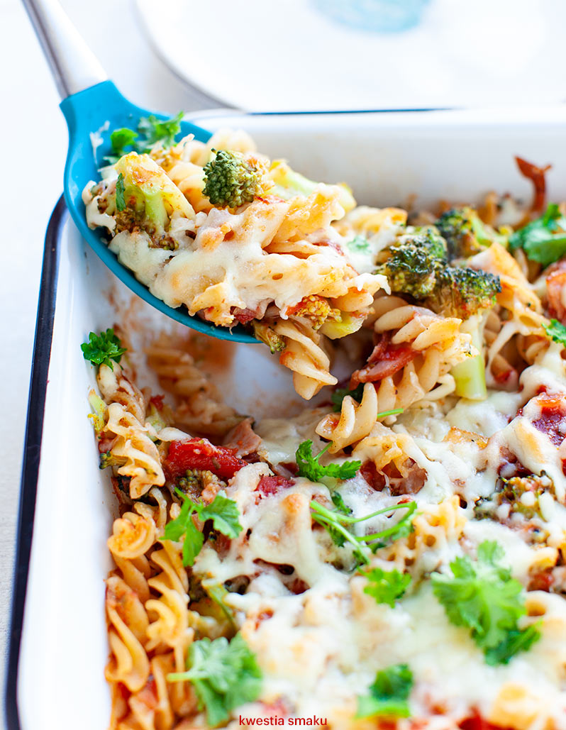 Zapiekanka makaronowa z boczkiem, brokułami i serem Kwestia Smaku